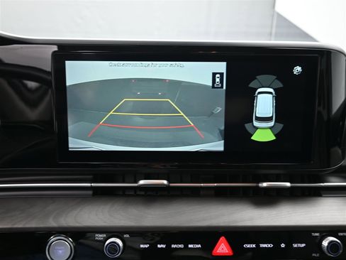 Used 2022 Kia Carnival EX image 17