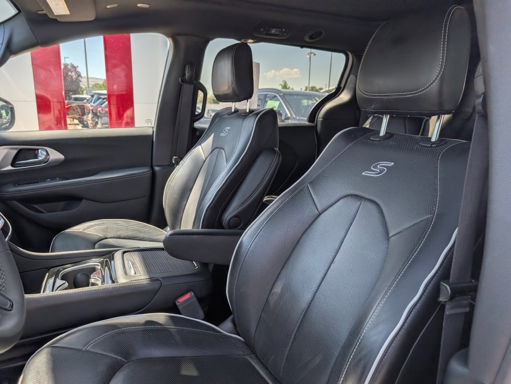 Used 2025 Chrysler Pacifica Limited FWD image 7