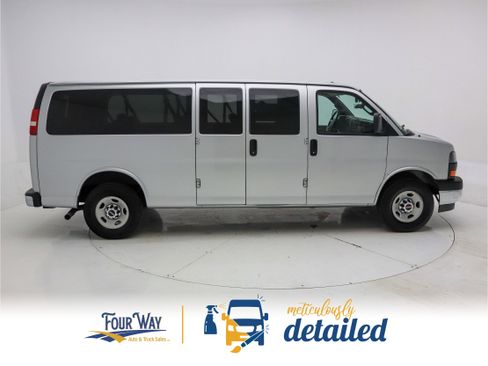 Used 2017 GMC Savana 3500 LT w/ LT Preferred Equipment Group image 2