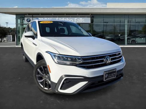 Used 2024 Volkswagen Tiguan SE image 2