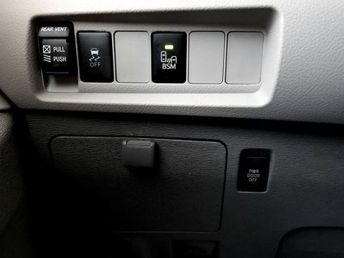 Used 2017 Toyota Sienna XLE FWD image 29