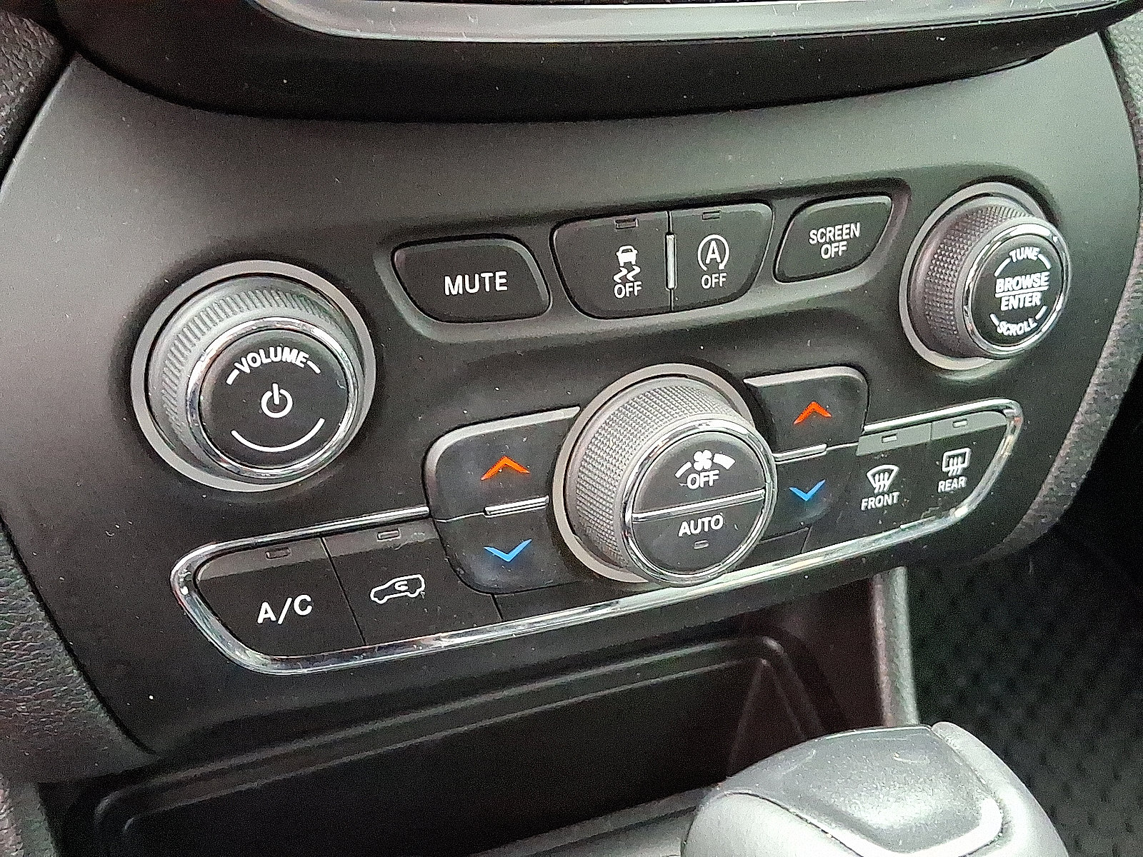 Used 2020 Jeep Cherokee Trailhawk w/ Cold Weather Group AWD/4WD image 16