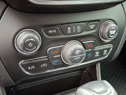 Used 2020 Jeep Cherokee Trailhawk w/ Cold Weather Group AWD/4WD image 16
