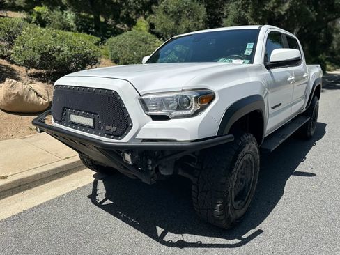 Used 2019 Toyota Tacoma TRD Off-Road w/ Technology Package AWD/4WD image 20