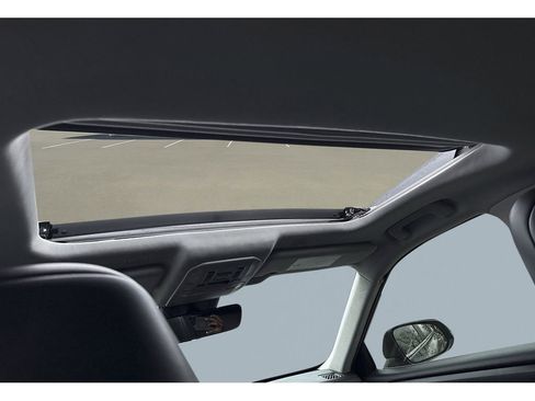 Used 2023 Toyota Highlander XLE image 18