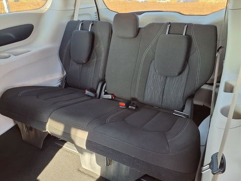 Used 2024 Chrysler Voyager LX image 28