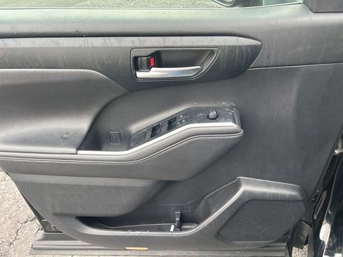 Used 2020 Toyota Highlander XLE image 14