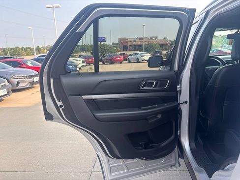 Used 2019 Ford Explorer XLT w/ Equipment Group 202A AWD/4WD image 32