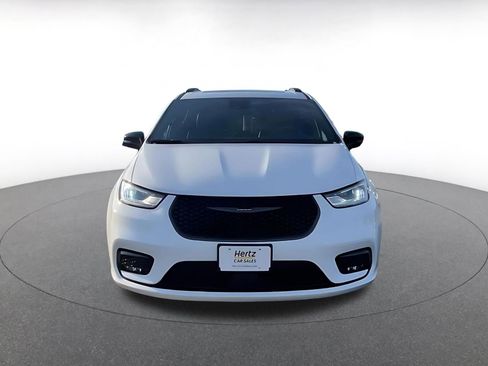 Used 2025 Chrysler Pacifica Limited image 4