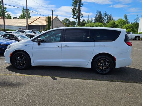 Used 2024 Chrysler Pacifica Limited w/ Uconnect Theater Family Group FWD image 2