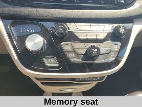 Used 2023 Chrysler Pacifica Touring-L FWD image 4