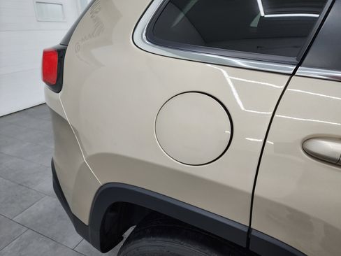 Used 2014 Jeep Cherokee Latitude FWD image 25