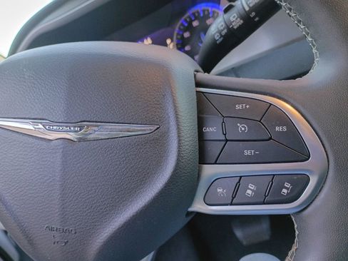Used 2023 Chrysler Pacifica Touring-L image 27