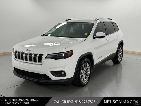 Used 2019 Jeep Cherokee Latitude Plus w/ Comfort/Convenience Group FWD image 1
