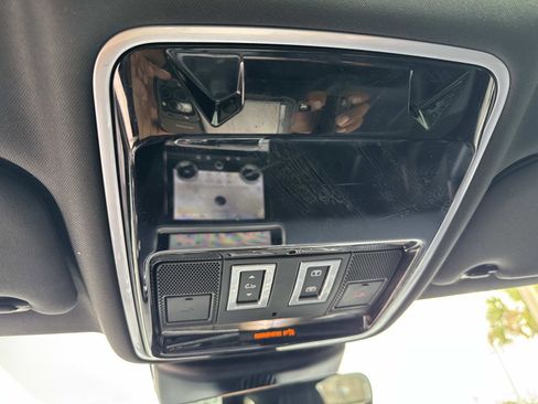 Used 2020 Land Rover Range Rover Velar R-Dynamic S image 28