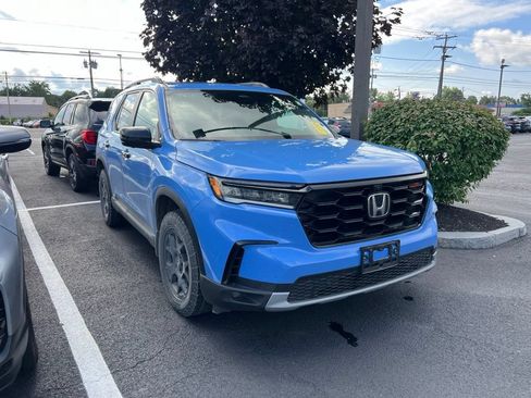 Used 2025 Honda Pilot TrailSport image 3