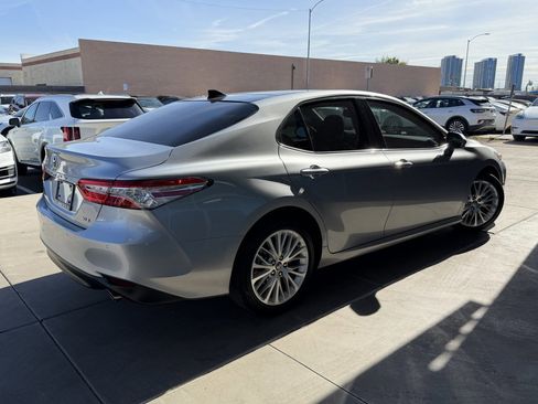 Used 2020 Toyota Camry XLE image 4
