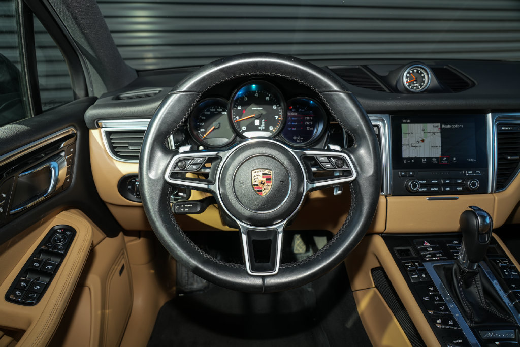 Certified 2018 Porsche Macan AWD/4WD image 29
