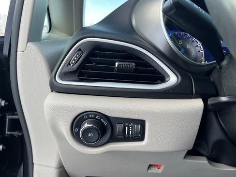 Used 2023 Chrysler Pacifica Touring-L image 17