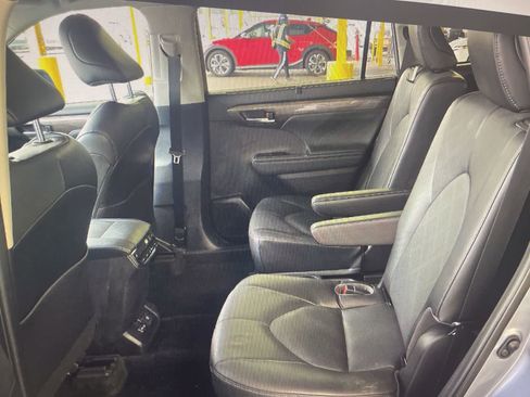 Used 2023 Toyota Highlander Platinum FWD image 12