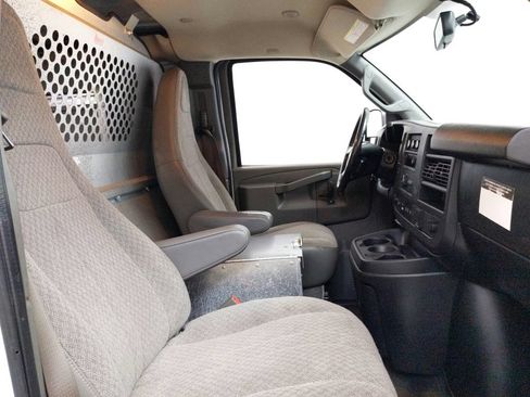 Used 2018 Chevrolet Express 3500 w/ Driver Convenience Package RWD image 26