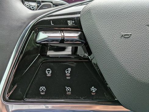 Certified 2025 Cadillac Escalade ESV Sport w/ Touring Package image 31