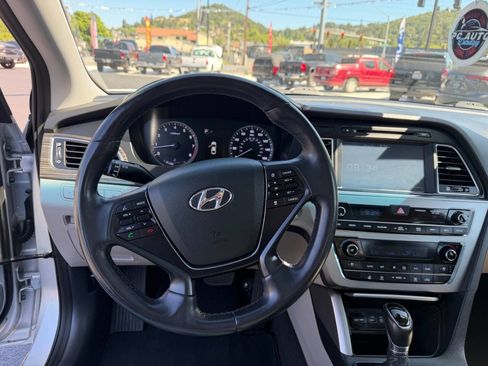 Used 2015 Hyundai Sonata Limited w/ Option Group 06 FWD image 8