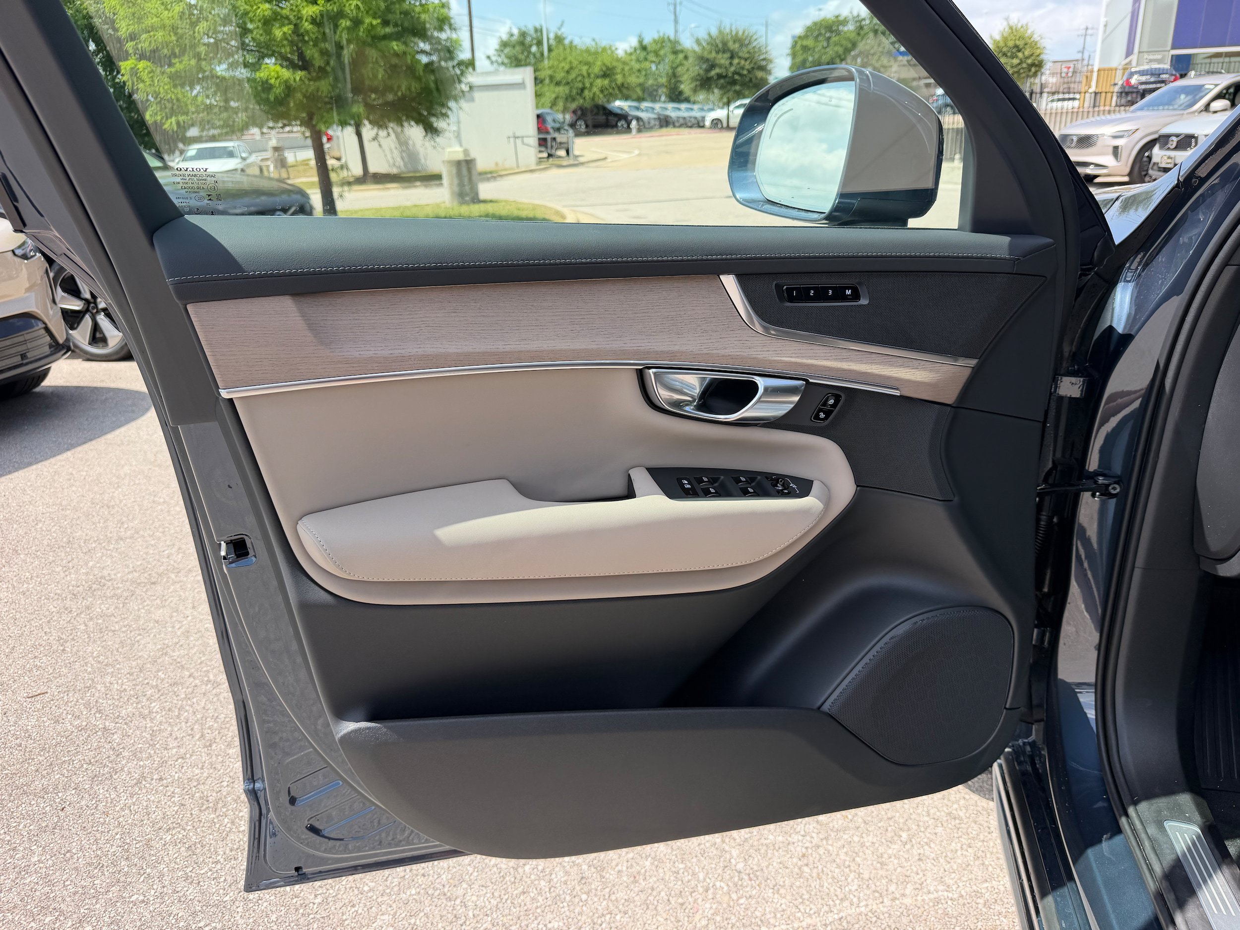 New 2026 Volvo XC90 T8 Plus w/ Protection Package Premier AWD/4WD image 17