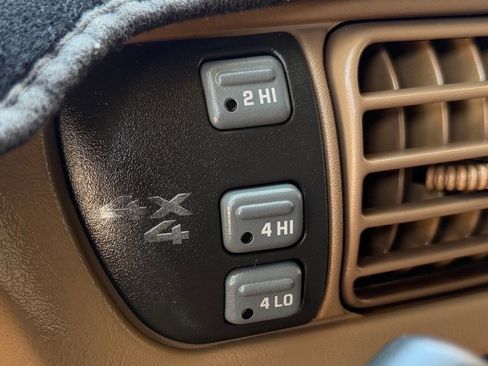Used 2002 Chevrolet Blazer LS w/ Preferred Equipment Group AWD/4WD image 22