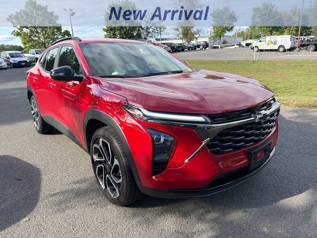 Used 2026 Chevrolet Trax RS FWD image 2