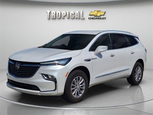 Used 2024 Buick Enclave Essence image 1