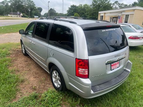 Used 2010 Chrysler Town & Country Touring FWD image 6