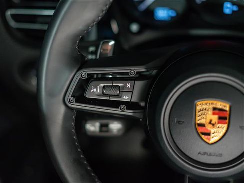 Certified 2026 Porsche Macan AWD/4WD image 17