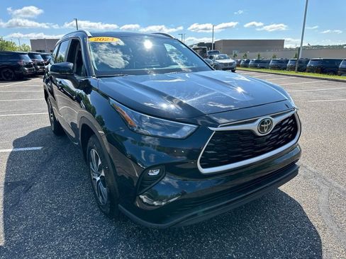 Used 2024 Toyota Highlander XLE FWD image 17