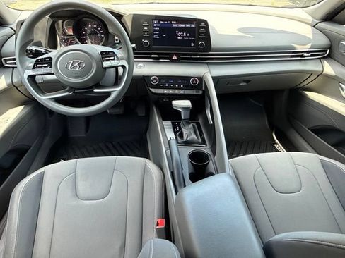 Used 2023 Hyundai Elantra SEL w/ Preferred Accessory Package FWD image 4