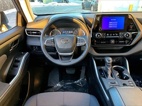 Used 2024 Toyota Highlander LE image 17