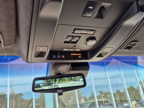 Used 2018 Cadillac Escalade Platinum AWD/4WD image 17