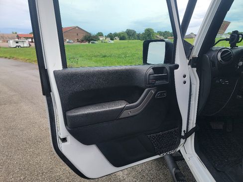 Used 2016 Jeep Wrangler Sport w/ Quick Order Package 24S AWD/4WD image 9