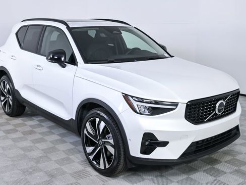 Certified 2025 Volvo XC40 B5 Plus image 25