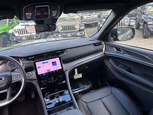 New 2025 Jeep Grand Cherokee Limited w/ Black Appearance Package image 35