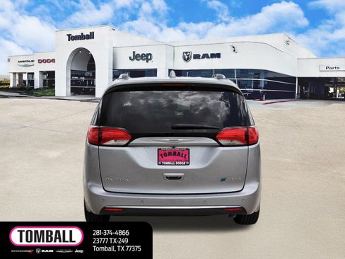 Used 2020 Chrysler Pacifica Limited w/ Advanced Safetytec Group FWD image 6