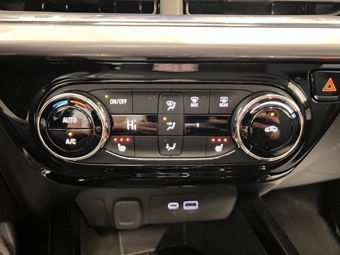 Used 2025 Chevrolet Trax LT w/ LT Convenience Package image 23