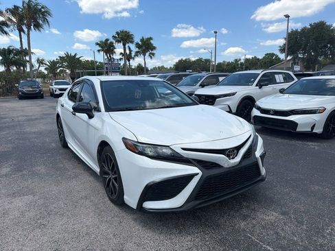 Used 2021 Toyota Camry SE FWD image 1