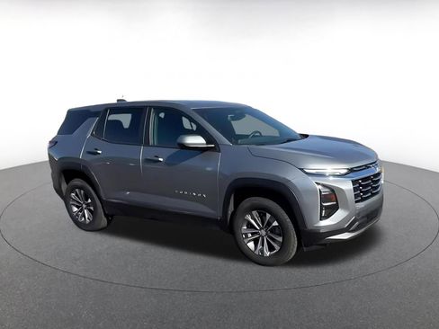 Used 2025 Chevrolet Equinox LT image 2