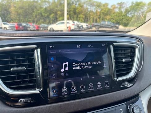 Used 2018 Chrysler Pacifica Touring-L w/ Premium Audio Group FWD image 22