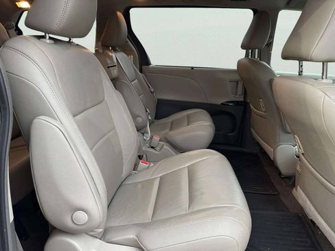 Used 2018 Toyota Sienna XLE FWD image 19