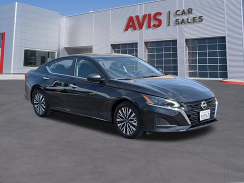 Used 2025 Nissan Altima 2.5 SV FWD image 3