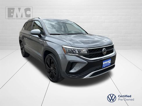 Used 2023 Volkswagen Taos SE w/ Panoramic Sunroof Package AWD/4WD image 2