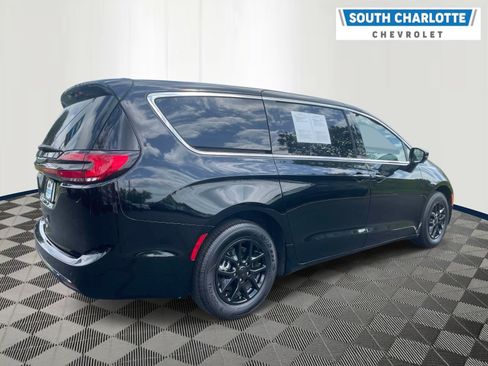 Used 2024 Chrysler Pacifica Touring-L FWD image 4
