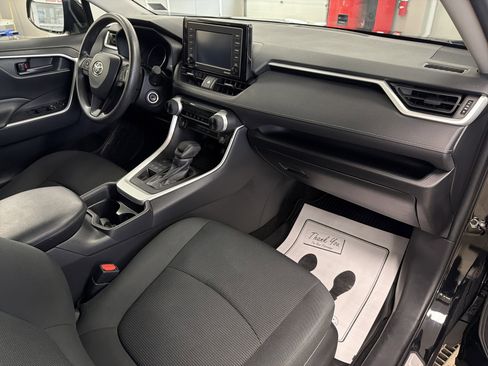 Used 2021 Toyota RAV4 LE image 31